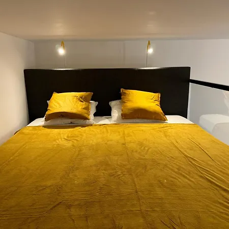 Designer Downtown Apartment *